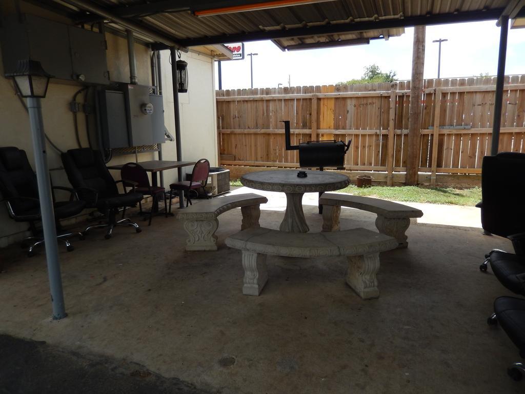 Executive Inn Pearsall エクステリア 写真