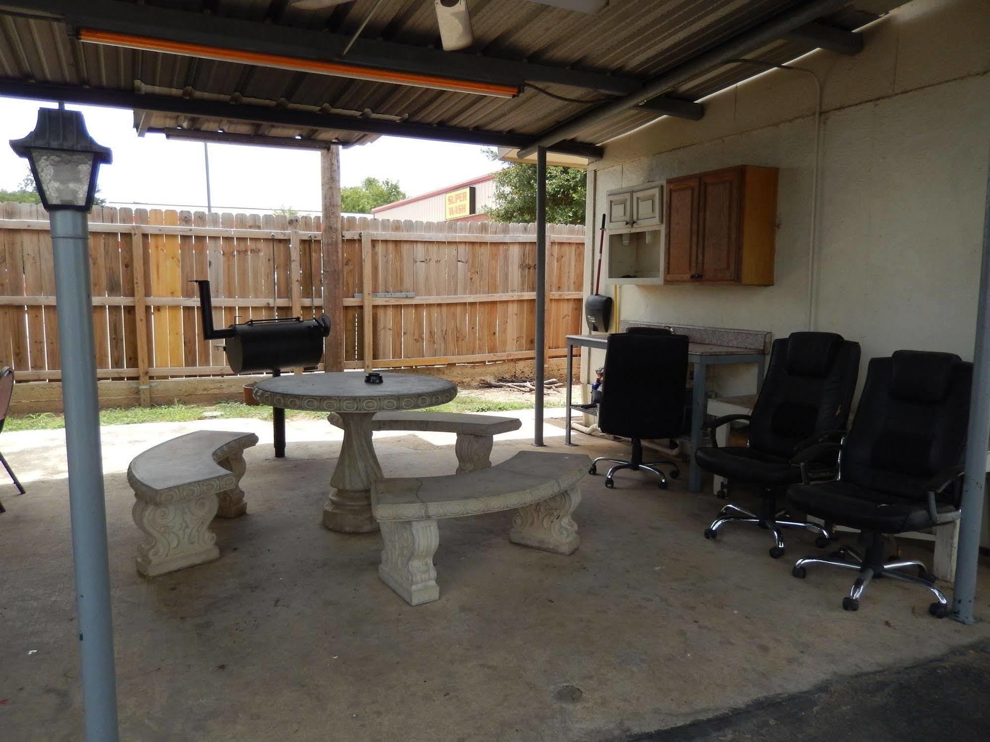 Executive Inn Pearsall エクステリア 写真