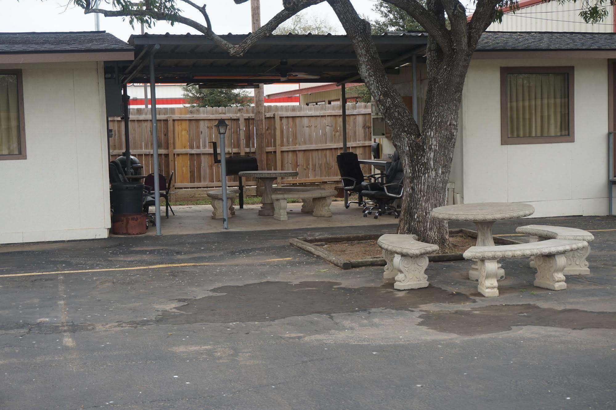 Executive Inn Pearsall エクステリア 写真