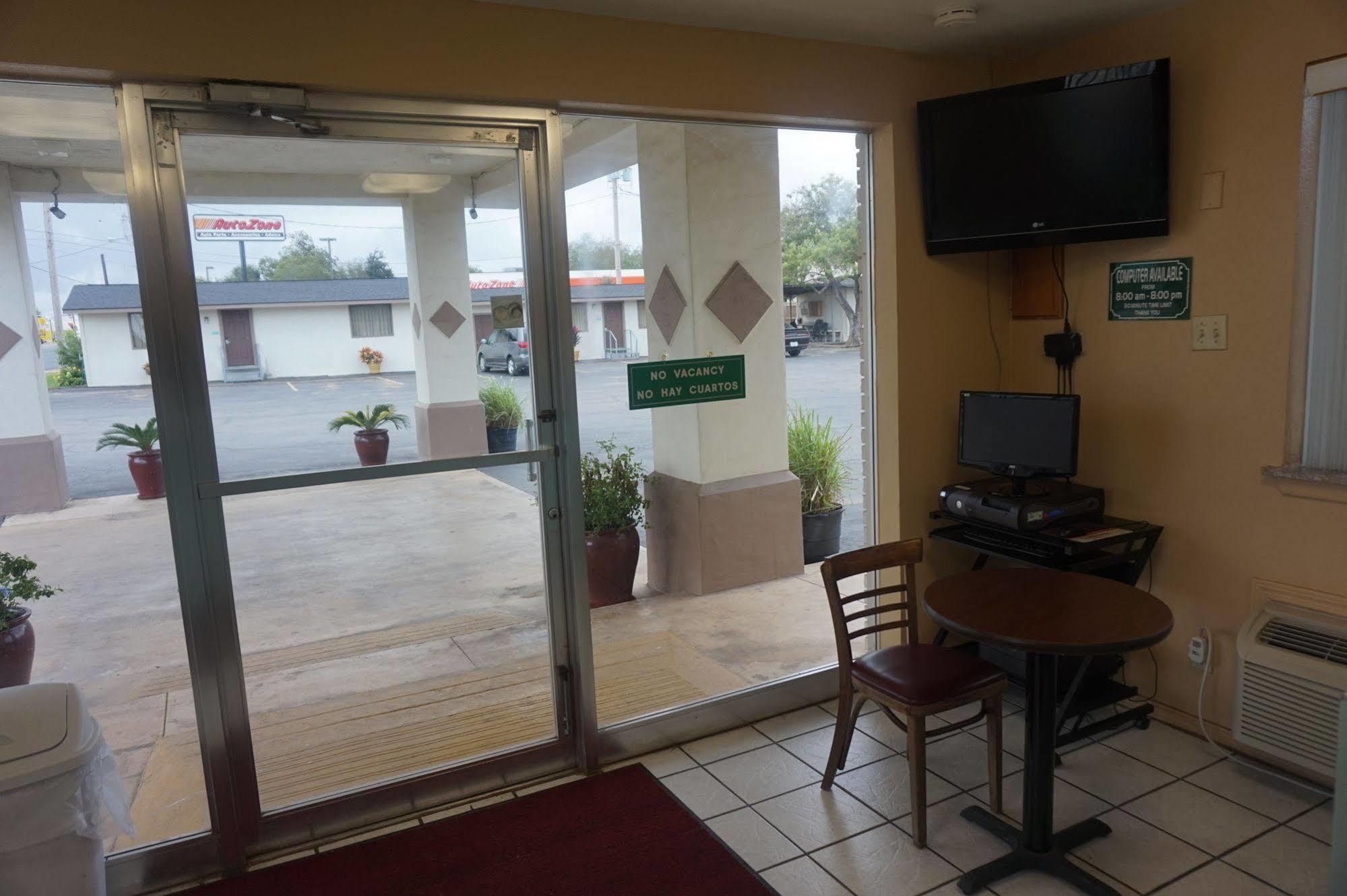Executive Inn Pearsall エクステリア 写真